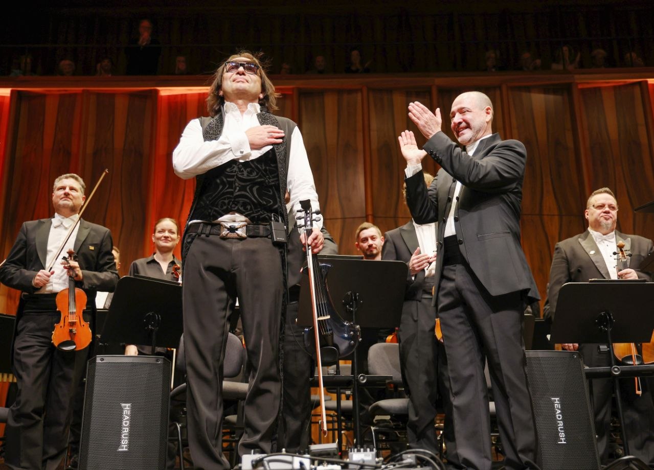PaulYa performing with violin